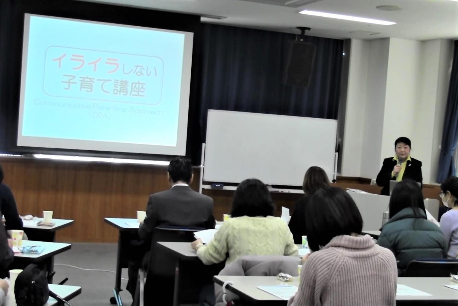 イライラしない子育て講座の開催風景2 - 参加者がグループワークに取り組んでいる様子